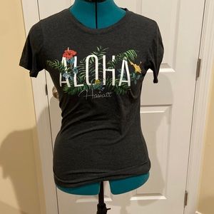Black T-shirt with « Aloha » written on the front
